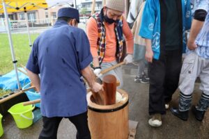 雨でも大盛況!! 「食事処秋田や」一周年記念餅つき大会にお邪魔しました