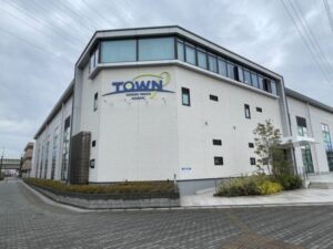 駅前のランドマーク「タウンインドアテニスアカデミー八潮駅前校」に初訪問