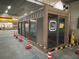 埼玉初！ランドピアの「バリアフリー喫煙コンテナ(R)」を採用した 「八潮駅前交番裏喫煙所」