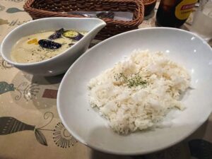 今日のランチはカレーバル きーCurryで「揚げナスとタケノコのグリーンカレー」【八潮のランチ】